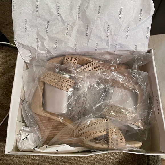 Report Sandals. New, never worn wedge sandal with cutout straps - Picture 5 of 5